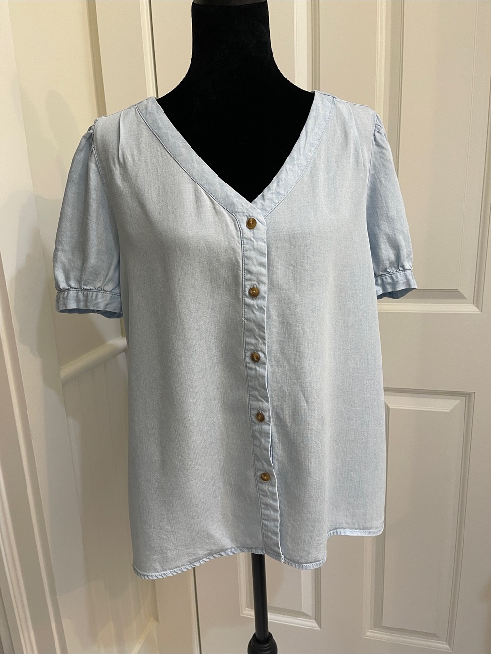Light Blue Chambray Denim Women’s Blouse Size M